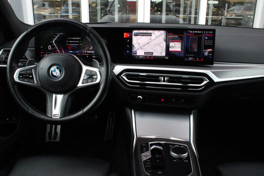 BMW 3-serie 330e 292PK xDRIVE | PANORAMISCH SCHUIF/KANTEL DAK | M-SPORT PRO-PAKKET | M-SPORT REMMEN UITGEVOERD IN DONKERBLAUW MET M LOGO | BMW LIVE COCKPIT PROFESSIONAL | CURVED DISPLAY |DRIVING ASSISTANT INCL. HEAD-UP DISPLAY | PARKING ASSIST INCL. ACHTERUITRIJCAMERA | ADAPTIEVE LED KOPLAMPEN |SHADOW LINE | M-SPORTSTOELEN VOOR | LEDER VERNASCA MET CONTRAST STIKSELS M-SPORT | STOEL VERWARMING | DRAADLOZE APPLE CARPLAY | ELEKTRISCH VERSTELBARE STOELEN MET GEHEUGEN FUNCTIE | HEAD UP DISPLAY | DRAADLOZE TELEFOONLADER | DODEHOEK BEWAKING | COMFORT PACK INCL. ELEKTRISCHE ACHTERKLEP | A