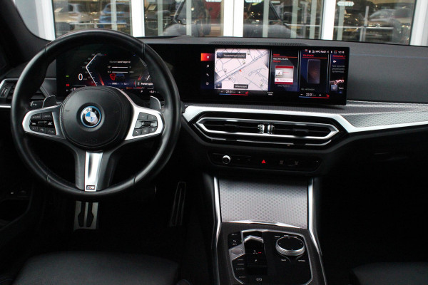 BMW 3-serie 330e 292PK xDRIVE | PANORAMISCH SCHUIF/KANTEL DAK | M-SPORT PRO-PAKKET | M-SPORT REMMEN UITGEVOERD IN DONKERBLAUW MET M LOGO | BMW LIVE COCKPIT PROFESSIONAL | CURVED DISPLAY |DRIVING ASSISTANT INCL. HEAD-UP DISPLAY | PARKING ASSIST INCL. ACHTERUITRIJCAMERA | ADAPTIEVE LED KOPLAMPEN |SHADOW LINE | M-SPORTSTOELEN VOOR | LEDER VERNASCA MET CONTRAST STIKSELS M-SPORT | STOEL VERWARMING | DRAADLOZE APPLE CARPLAY | ELEKTRISCH VERSTELBARE STOELEN MET GEHEUGEN FUNCTIE | HEAD UP DISPLAY | DRAADLOZE TELEFOONLADER | DODEHOEK BEWAKING | COMFORT PACK INCL. ELEKTRISCHE ACHTERKLEP | A