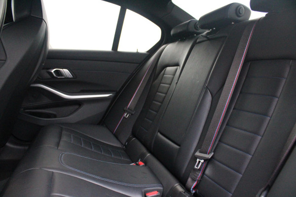 BMW 3-serie 330e 292PK xDRIVE | PANORAMISCH SCHUIF/KANTEL DAK | M-SPORT PRO-PAKKET | M-SPORT REMMEN UITGEVOERD IN DONKERBLAUW MET M LOGO | BMW LIVE COCKPIT PROFESSIONAL | CURVED DISPLAY |DRIVING ASSISTANT INCL. HEAD-UP DISPLAY | PARKING ASSIST INCL. ACHTERUITRIJCAMERA | ADAPTIEVE LED KOPLAMPEN |SHADOW LINE | M-SPORTSTOELEN VOOR | LEDER VERNASCA MET CONTRAST STIKSELS M-SPORT | STOEL VERWARMING | DRAADLOZE APPLE CARPLAY | ELEKTRISCH VERSTELBARE STOELEN MET GEHEUGEN FUNCTIE | HEAD UP DISPLAY | DRAADLOZE TELEFOONLADER | DODEHOEK BEWAKING | COMFORT PACK INCL. ELEKTRISCHE ACHTERKLEP | A
