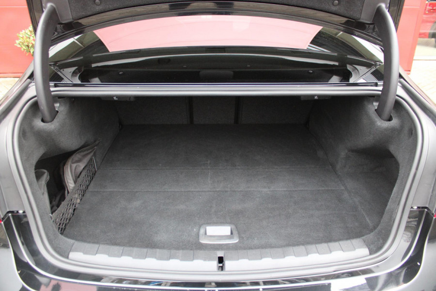 BMW 3-serie 330e 292PK xDRIVE | PANORAMISCH SCHUIF/KANTEL DAK | M-SPORT PRO-PAKKET | M-SPORT REMMEN UITGEVOERD IN DONKERBLAUW MET M LOGO | BMW LIVE COCKPIT PROFESSIONAL | CURVED DISPLAY |DRIVING ASSISTANT INCL. HEAD-UP DISPLAY | PARKING ASSIST INCL. ACHTERUITRIJCAMERA | ADAPTIEVE LED KOPLAMPEN |SHADOW LINE | M-SPORTSTOELEN VOOR | LEDER VERNASCA MET CONTRAST STIKSELS M-SPORT | STOEL VERWARMING | DRAADLOZE APPLE CARPLAY | ELEKTRISCH VERSTELBARE STOELEN MET GEHEUGEN FUNCTIE | HEAD UP DISPLAY | DRAADLOZE TELEFOONLADER | DODEHOEK BEWAKING | COMFORT PACK INCL. ELEKTRISCHE ACHTERKLEP | A