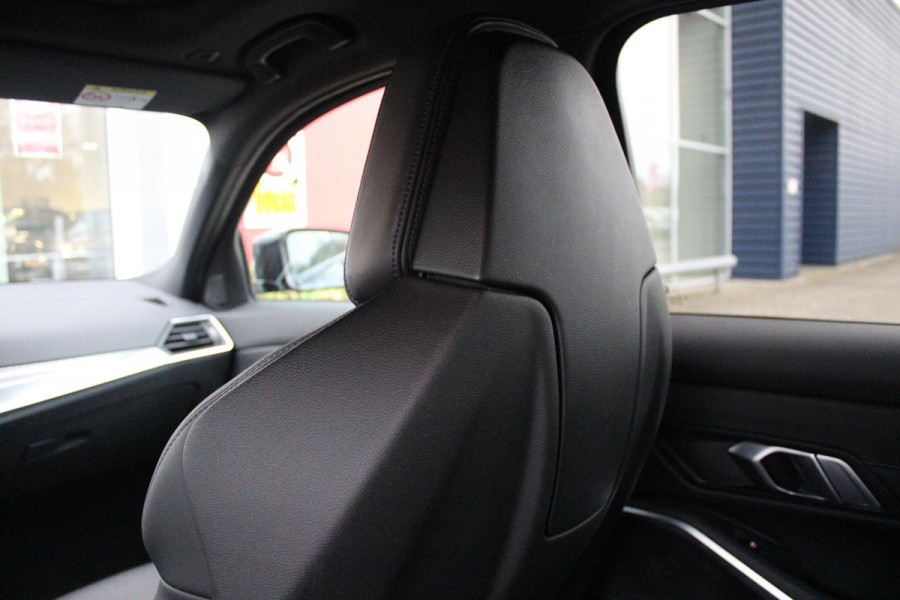 BMW 3-serie 330e 292PK xDRIVE | PANORAMISCH SCHUIF/KANTEL DAK | M-SPORT PRO-PAKKET | M-SPORT REMMEN UITGEVOERD IN DONKERBLAUW MET M LOGO | BMW LIVE COCKPIT PROFESSIONAL | CURVED DISPLAY |DRIVING ASSISTANT INCL. HEAD-UP DISPLAY | PARKING ASSIST INCL. ACHTERUITRIJCAMERA | ADAPTIEVE LED KOPLAMPEN |SHADOW LINE | M-SPORTSTOELEN VOOR | LEDER VERNASCA MET CONTRAST STIKSELS M-SPORT | STOEL VERWARMING | DRAADLOZE APPLE CARPLAY | ELEKTRISCH VERSTELBARE STOELEN MET GEHEUGEN FUNCTIE | HEAD UP DISPLAY | DRAADLOZE TELEFOONLADER | DODEHOEK BEWAKING | COMFORT PACK INCL. ELEKTRISCHE ACHTERKLEP | A