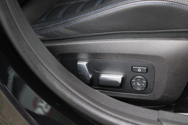 BMW 3-serie 330e 292PK xDRIVE | PANORAMISCH SCHUIF/KANTEL DAK | M-SPORT PRO-PAKKET | M-SPORT REMMEN UITGEVOERD IN DONKERBLAUW MET M LOGO | BMW LIVE COCKPIT PROFESSIONAL | CURVED DISPLAY |DRIVING ASSISTANT INCL. HEAD-UP DISPLAY | PARKING ASSIST INCL. ACHTERUITRIJCAMERA | ADAPTIEVE LED KOPLAMPEN |SHADOW LINE | M-SPORTSTOELEN VOOR | LEDER VERNASCA MET CONTRAST STIKSELS M-SPORT | STOEL VERWARMING | DRAADLOZE APPLE CARPLAY | ELEKTRISCH VERSTELBARE STOELEN MET GEHEUGEN FUNCTIE | HEAD UP DISPLAY | DRAADLOZE TELEFOONLADER | DODEHOEK BEWAKING | COMFORT PACK INCL. ELEKTRISCHE ACHTERKLEP | A