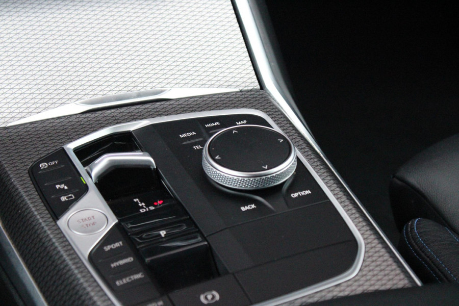 BMW 3-serie 330e 292PK xDRIVE | PANORAMISCH SCHUIF/KANTEL DAK | M-SPORT PRO-PAKKET | M-SPORT REMMEN UITGEVOERD IN DONKERBLAUW MET M LOGO | BMW LIVE COCKPIT PROFESSIONAL | CURVED DISPLAY |DRIVING ASSISTANT INCL. HEAD-UP DISPLAY | PARKING ASSIST INCL. ACHTERUITRIJCAMERA | ADAPTIEVE LED KOPLAMPEN |SHADOW LINE | M-SPORTSTOELEN VOOR | LEDER VERNASCA MET CONTRAST STIKSELS M-SPORT | STOEL VERWARMING | DRAADLOZE APPLE CARPLAY | ELEKTRISCH VERSTELBARE STOELEN MET GEHEUGEN FUNCTIE | HEAD UP DISPLAY | DRAADLOZE TELEFOONLADER | DODEHOEK BEWAKING | COMFORT PACK INCL. ELEKTRISCHE ACHTERKLEP | A