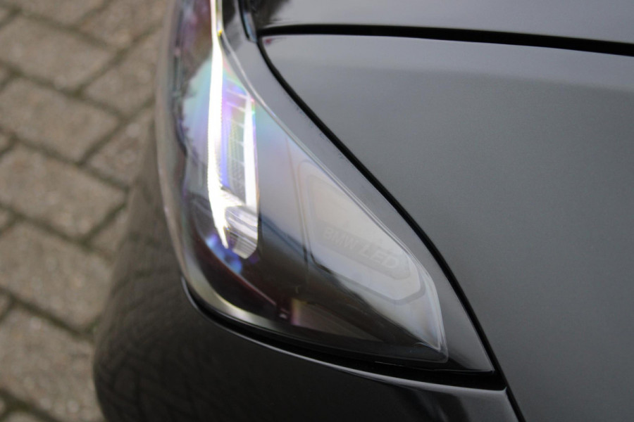 BMW 3-serie 330e 292PK xDRIVE | PANORAMISCH SCHUIF/KANTEL DAK | M-SPORT PRO-PAKKET | M-SPORT REMMEN UITGEVOERD IN DONKERBLAUW MET M LOGO | BMW LIVE COCKPIT PROFESSIONAL | CURVED DISPLAY |DRIVING ASSISTANT INCL. HEAD-UP DISPLAY | PARKING ASSIST INCL. ACHTERUITRIJCAMERA | ADAPTIEVE LED KOPLAMPEN |SHADOW LINE | M-SPORTSTOELEN VOOR | LEDER VERNASCA MET CONTRAST STIKSELS M-SPORT | STOEL VERWARMING | DRAADLOZE APPLE CARPLAY | ELEKTRISCH VERSTELBARE STOELEN MET GEHEUGEN FUNCTIE | HEAD UP DISPLAY | DRAADLOZE TELEFOONLADER | DODEHOEK BEWAKING | COMFORT PACK INCL. ELEKTRISCHE ACHTERKLEP | A