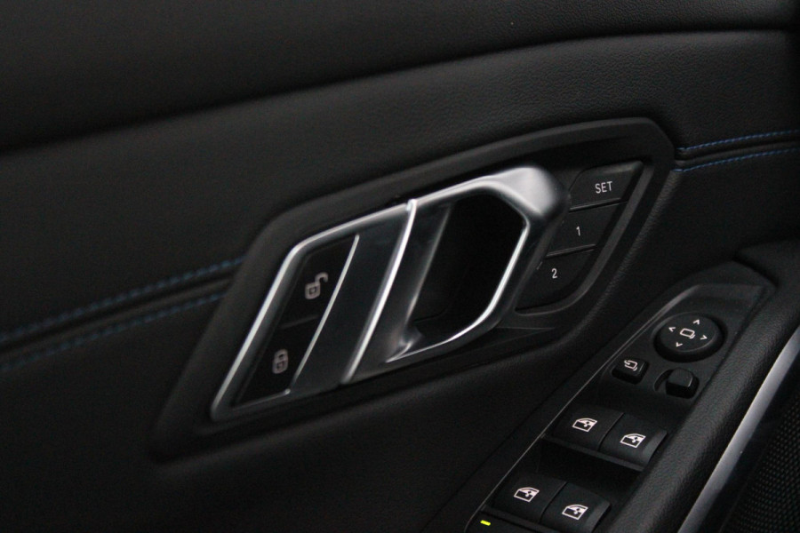 BMW 3-serie 330e 292PK xDRIVE | PANORAMISCH SCHUIF/KANTEL DAK | M-SPORT PRO-PAKKET | M-SPORT REMMEN UITGEVOERD IN DONKERBLAUW MET M LOGO | BMW LIVE COCKPIT PROFESSIONAL | CURVED DISPLAY |DRIVING ASSISTANT INCL. HEAD-UP DISPLAY | PARKING ASSIST INCL. ACHTERUITRIJCAMERA | ADAPTIEVE LED KOPLAMPEN |SHADOW LINE | M-SPORTSTOELEN VOOR | LEDER VERNASCA MET CONTRAST STIKSELS M-SPORT | STOEL VERWARMING | DRAADLOZE APPLE CARPLAY | ELEKTRISCH VERSTELBARE STOELEN MET GEHEUGEN FUNCTIE | HEAD UP DISPLAY | DRAADLOZE TELEFOONLADER | DODEHOEK BEWAKING | COMFORT PACK INCL. ELEKTRISCHE ACHTERKLEP | A