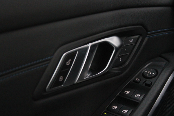 BMW 3-serie 330e 292PK xDRIVE | PANORAMISCH SCHUIF/KANTEL DAK | M-SPORT PRO-PAKKET | M-SPORT REMMEN UITGEVOERD IN DONKERBLAUW MET M LOGO | BMW LIVE COCKPIT PROFESSIONAL | CURVED DISPLAY |DRIVING ASSISTANT INCL. HEAD-UP DISPLAY | PARKING ASSIST INCL. ACHTERUITRIJCAMERA | ADAPTIEVE LED KOPLAMPEN |SHADOW LINE | M-SPORTSTOELEN VOOR | LEDER VERNASCA MET CONTRAST STIKSELS M-SPORT | STOEL VERWARMING | DRAADLOZE APPLE CARPLAY | ELEKTRISCH VERSTELBARE STOELEN MET GEHEUGEN FUNCTIE | HEAD UP DISPLAY | DRAADLOZE TELEFOONLADER | DODEHOEK BEWAKING | COMFORT PACK INCL. ELEKTRISCHE ACHTERKLEP | A