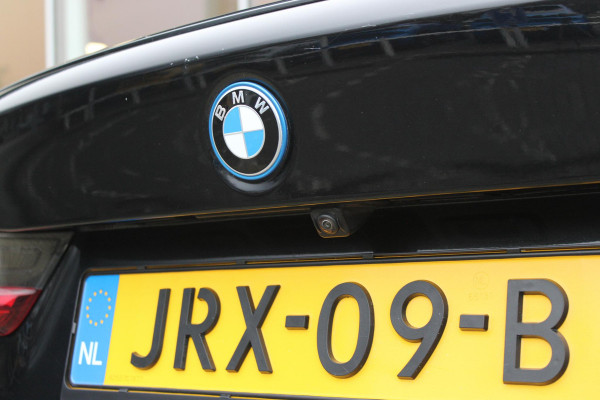 BMW 3-serie 330e 292PK xDRIVE | PANORAMISCH SCHUIF/KANTEL DAK | M-SPORT PRO-PAKKET | M-SPORT REMMEN UITGEVOERD IN DONKERBLAUW MET M LOGO | BMW LIVE COCKPIT PROFESSIONAL | CURVED DISPLAY |DRIVING ASSISTANT INCL. HEAD-UP DISPLAY | PARKING ASSIST INCL. ACHTERUITRIJCAMERA | ADAPTIEVE LED KOPLAMPEN |SHADOW LINE | M-SPORTSTOELEN VOOR | LEDER VERNASCA MET CONTRAST STIKSELS M-SPORT | STOEL VERWARMING | DRAADLOZE APPLE CARPLAY | ELEKTRISCH VERSTELBARE STOELEN MET GEHEUGEN FUNCTIE | HEAD UP DISPLAY | DRAADLOZE TELEFOONLADER | DODEHOEK BEWAKING | COMFORT PACK INCL. ELEKTRISCHE ACHTERKLEP | A