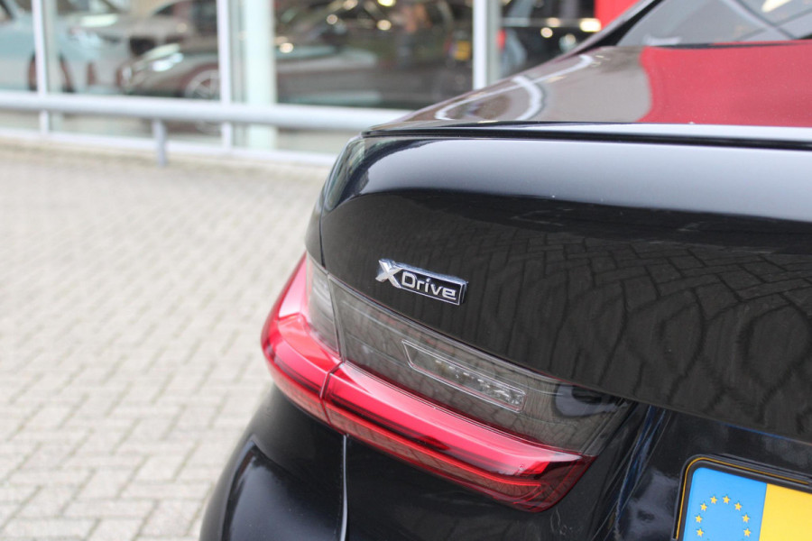 BMW 3-serie 330e 292PK xDRIVE | PANORAMISCH SCHUIF/KANTEL DAK | M-SPORT PRO-PAKKET | M-SPORT REMMEN UITGEVOERD IN DONKERBLAUW MET M LOGO | BMW LIVE COCKPIT PROFESSIONAL | CURVED DISPLAY |DRIVING ASSISTANT INCL. HEAD-UP DISPLAY | PARKING ASSIST INCL. ACHTERUITRIJCAMERA | ADAPTIEVE LED KOPLAMPEN |SHADOW LINE | M-SPORTSTOELEN VOOR | LEDER VERNASCA MET CONTRAST STIKSELS M-SPORT | STOEL VERWARMING | DRAADLOZE APPLE CARPLAY | ELEKTRISCH VERSTELBARE STOELEN MET GEHEUGEN FUNCTIE | HEAD UP DISPLAY | DRAADLOZE TELEFOONLADER | DODEHOEK BEWAKING | COMFORT PACK INCL. ELEKTRISCHE ACHTERKLEP | A