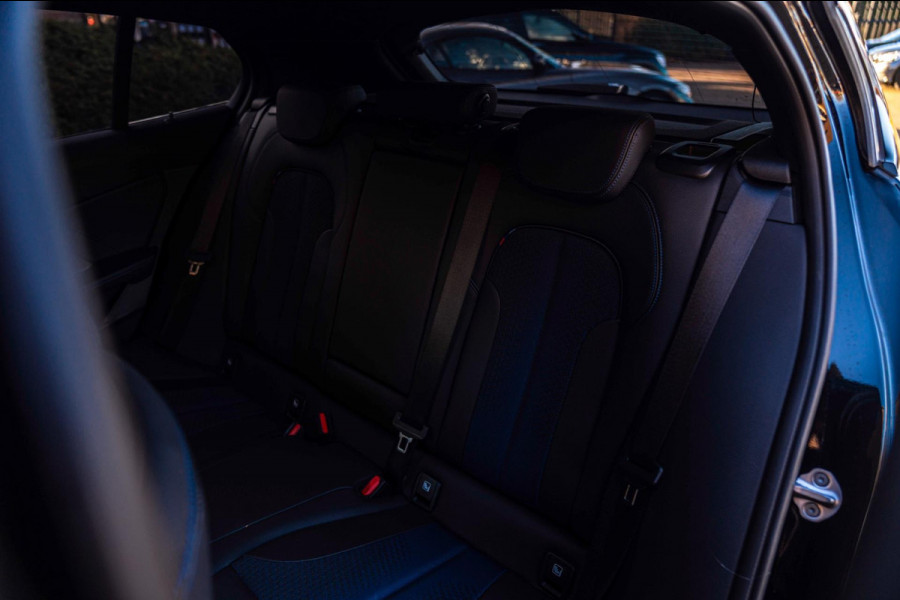 BMW 1-serie M135i xDrive High Executive 306 PK Dealer o.h. Adaptive Head Up Camera Keyless 18''