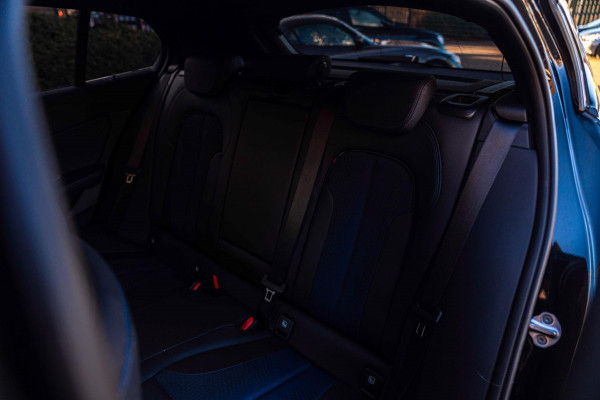 BMW 1-serie M135i xDrive High Executive 306 PK Dealer o.h. Adaptive Head Up Camera Keyless 18''