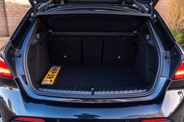 BMW 1-serie M135i xDrive High Executive 306 PK Dealer o.h. Adaptive Head Up Camera Keyless 18''