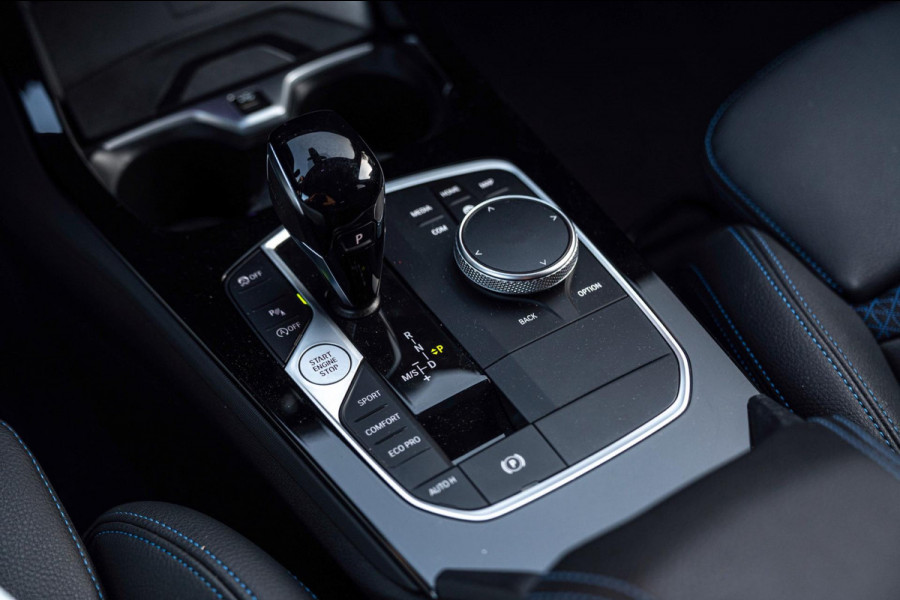 BMW 1-serie M135i xDrive High Executive 306 PK Dealer o.h. Adaptive Head Up Camera Keyless 18''