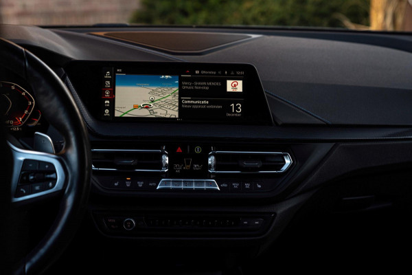 BMW 1-serie M135i xDrive High Executive 306 PK Dealer o.h. Adaptive Head Up Camera Keyless 18''