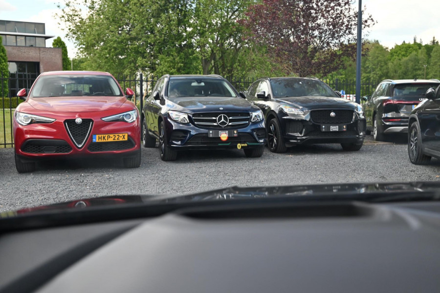 BMW 1-serie M135i xDrive High Executive 306 PK Dealer o.h. Adaptive Head Up Camera Keyless 18''