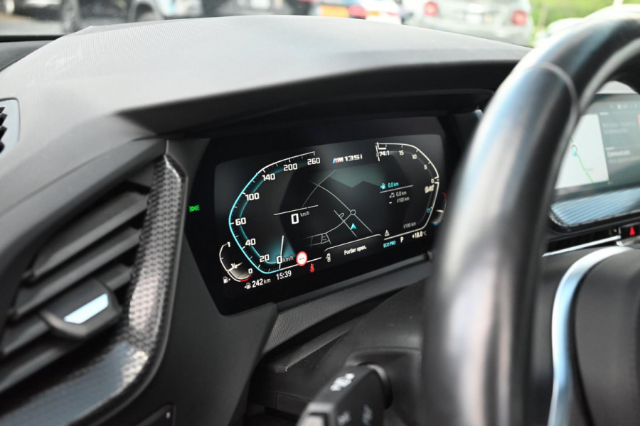 BMW 1-serie M135i xDrive High Executive 306 PK Dealer o.h. Adaptive Head Up Camera Keyless 18''