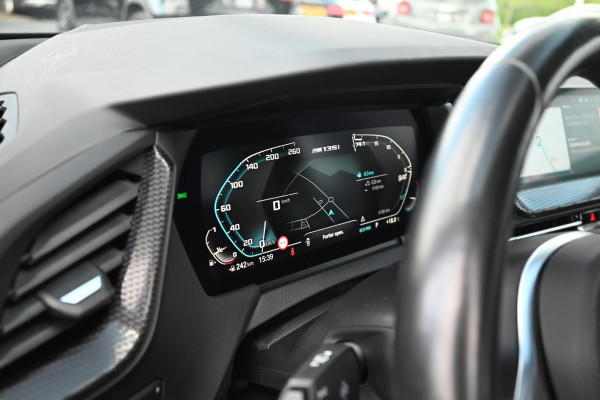 BMW 1-serie M135i xDrive High Executive 306 PK Dealer o.h. Adaptive Head Up Camera Keyless 18''
