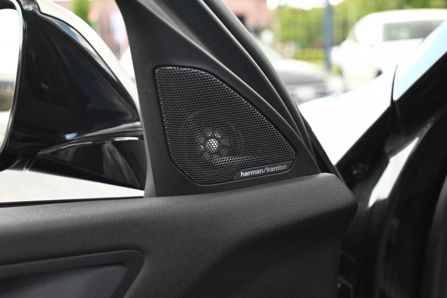 BMW 1-serie M135i xDrive High Executive 306 PK Dealer o.h. Adaptive Head Up Camera Keyless 18''