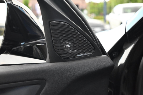 BMW 1-serie M135i xDrive High Executive 306 PK Dealer o.h. Adaptive Head Up Camera Keyless 18''