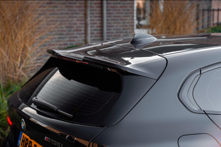 BMW 1-serie M135i xDrive High Executive 306 PK Dealer o.h. Adaptive Head Up Camera Keyless 18''