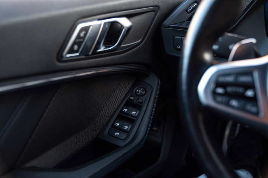 BMW 1-serie M135i xDrive High Executive 306 PK Dealer o.h. Adaptive Head Up Camera Keyless 18''