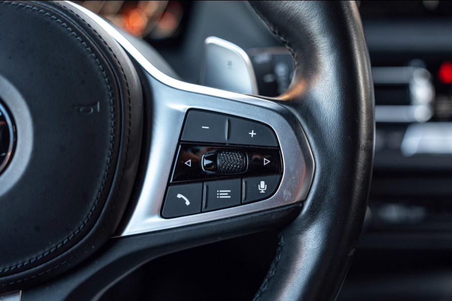 BMW 1-serie M135i xDrive High Executive 306 PK Dealer o.h. Adaptive Head Up Camera Keyless 18''