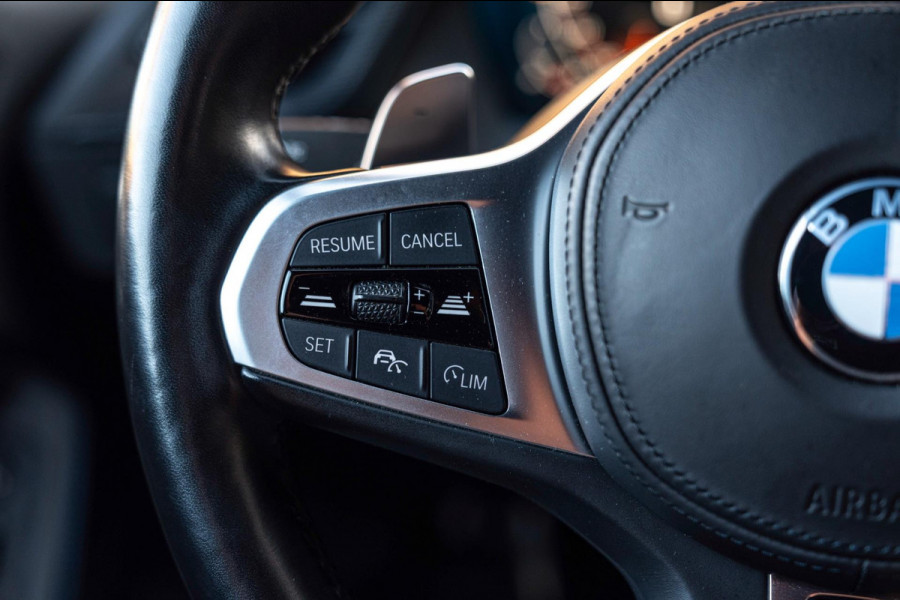 BMW 1-serie M135i xDrive High Executive 306 PK Dealer o.h. Adaptive Head Up Camera Keyless 18''