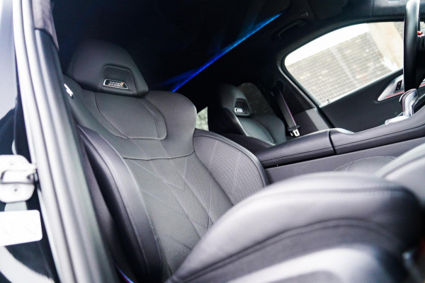 BMW XM PHEV 30 kWh | 687 PK | Iconic Glow | Skylounge | Massage | 360 Cam | Drive assistant | Stuurwielverwarming | Sportuitlaat |