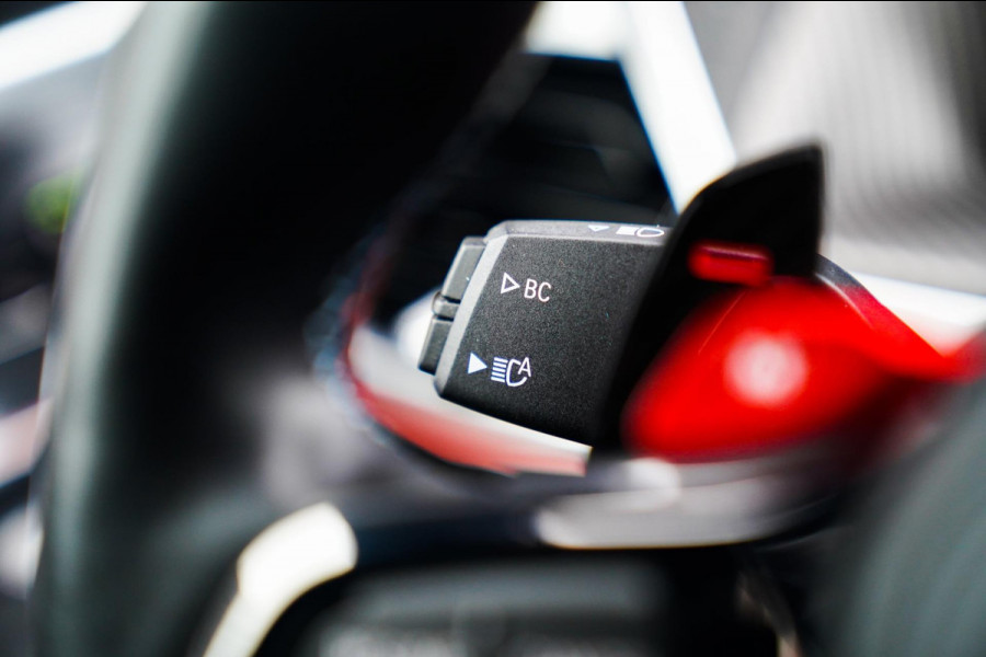 BMW XM PHEV 30 kWh | 687 PK | Iconic Glow | Skylounge | Massage | 360 Cam | Drive assistant | Stuurwielverwarming | Sportuitlaat |