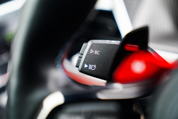 BMW XM PHEV 30 kWh | 687 PK | Iconic Glow | Skylounge | Massage | 360 Cam | Drive assistant | Stuurwielverwarming | Sportuitlaat |