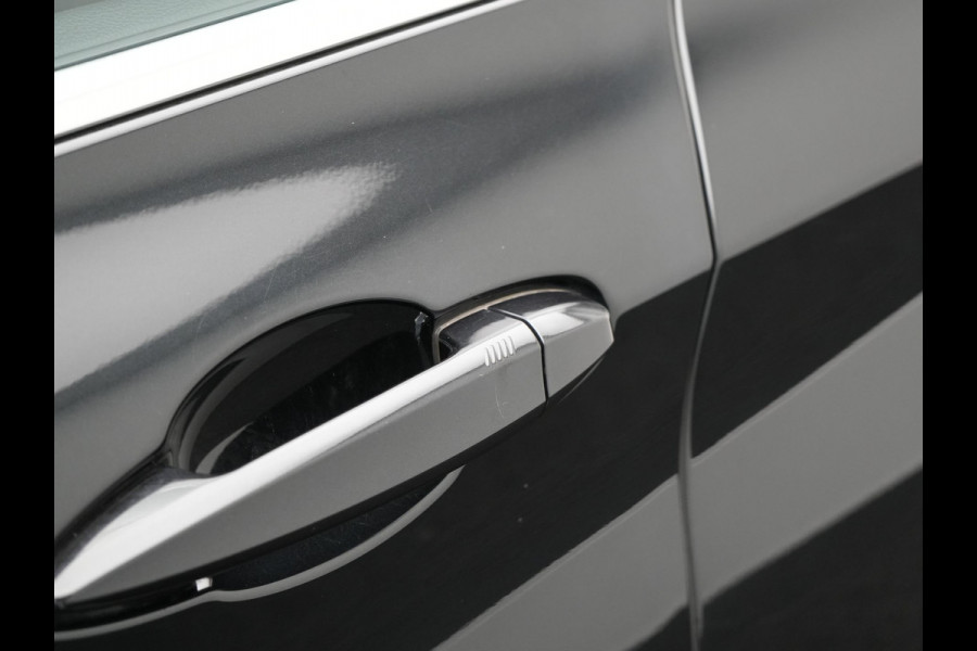 BMW 2 Serie Active Tourer 218i High Executive 136pk Dealer O.H. | Panodak | Voorstoelen Verwarmd | Keyless | LED Koplampen | Cruise Control | Navigatie |