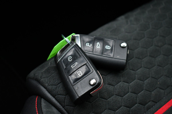 Volkswagen Golf 2.0 TSI GTI Performance Pano ACC 19inch Keyless Alcantara