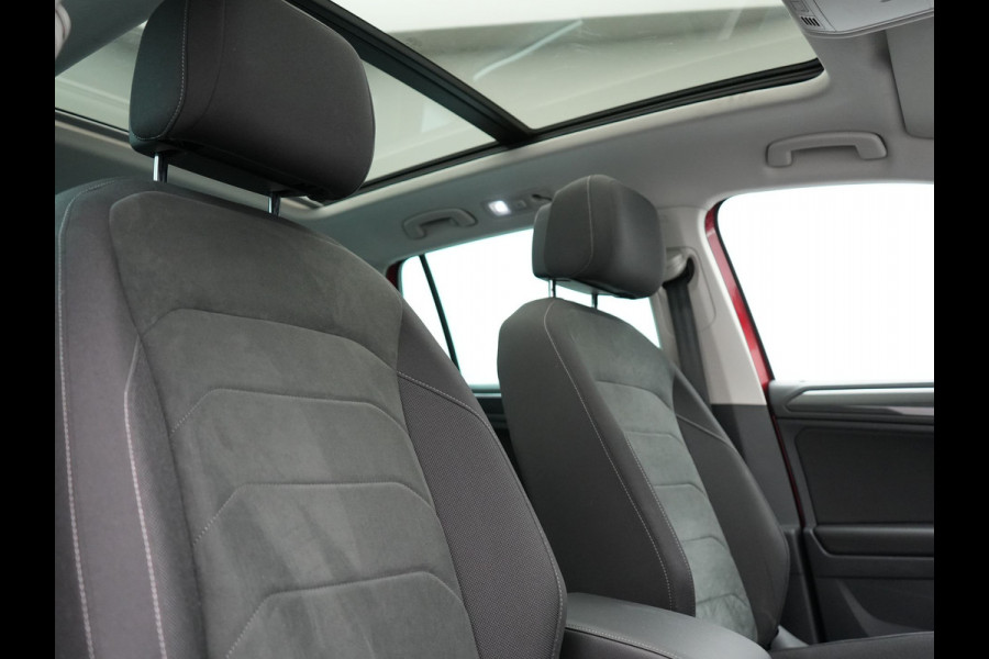 Volkswagen Tiguan 1.4 TSI eHybrid Elegance Plug In Hybrid 245pk Dealer O.H. PHEV | Trekhaak Af Fabriek | Panodak | Head Up | Adaptive Cruise | 360 Camera | Alcantara Stoelen Massage & Verwarmd | IQ Light | Sfeerverlichting | Stuur Verwarmd | Apple Carplay |