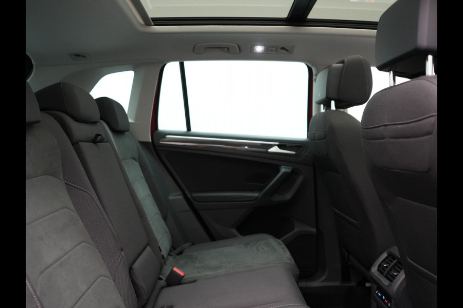 Volkswagen Tiguan 1.4 TSI eHybrid Elegance Plug In Hybrid 245pk Dealer O.H. PHEV | Trekhaak Af Fabriek | Panodak | Head Up | Adaptive Cruise | 360 Camera | Alcantara Stoelen Massage & Verwarmd | IQ Light | Sfeerverlichting | Stuur Verwarmd | Apple Carplay |