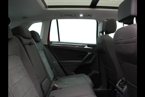 Volkswagen Tiguan 1.4 TSI eHybrid Elegance Plug In Hybrid 245pk Dealer O.H. PHEV | Trekhaak Af Fabriek | Panodak | Head Up | Adaptive Cruise | 360 Camera | Alcantara Stoelen Massage & Verwarmd | IQ Light | Sfeerverlichting | Stuur Verwarmd | Apple Carplay |