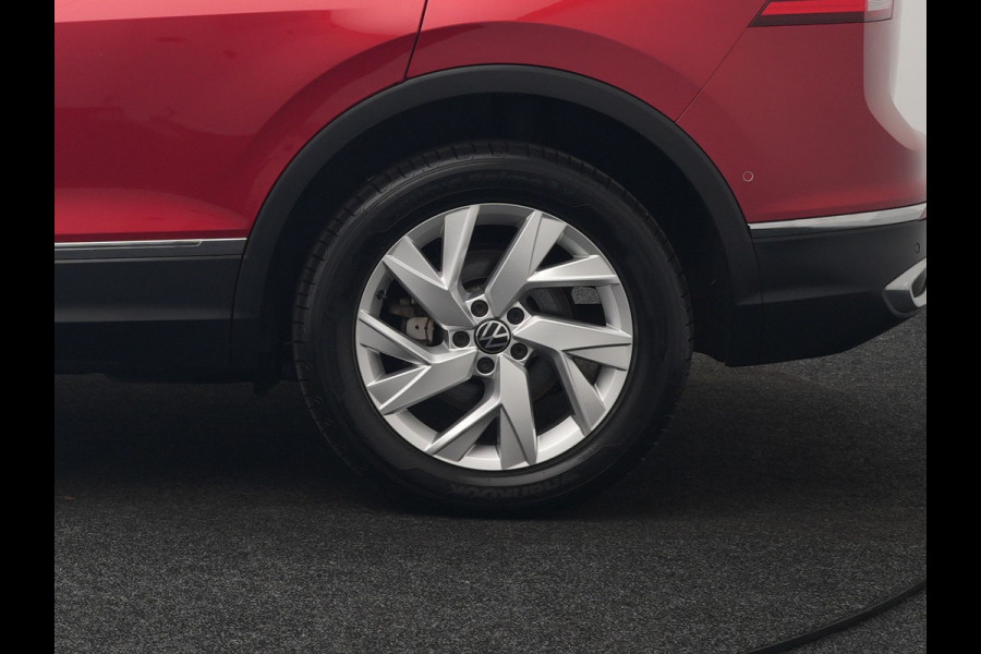 Volkswagen Tiguan 1.4 TSI eHybrid Elegance Plug In Hybrid 245pk Dealer O.H. PHEV | Trekhaak Af Fabriek | Panodak | Head Up | Adaptive Cruise | 360 Camera | Alcantara Stoelen Massage & Verwarmd | IQ Light | Sfeerverlichting | Stuur Verwarmd | Apple Carplay |