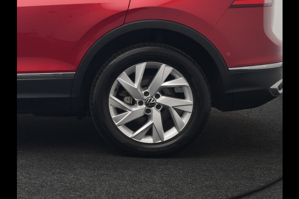 Volkswagen Tiguan 1.4 TSI eHybrid Elegance Plug In Hybrid 245pk Dealer O.H. PHEV | Trekhaak Af Fabriek | Panodak | Head Up | Adaptive Cruise | 360 Camera | Alcantara Stoelen Massage & Verwarmd | IQ Light | Sfeerverlichting | Stuur Verwarmd | Apple Carplay |