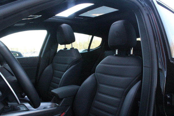 Alfa Romeo Tonale 1.3T PHEV 280PK VELOCE Q4 | PANORAMISCH SCHUIF / KANTELDAK | LEDEREN BEKLEDING | VOORSTOELEN / STUUR VERWARMD | VOORSTOELEN GEVENTILEERD | VOORSTOELEN ELEKTRISCH VERSTELBAAR | DRAADLOOS APPLE CARPLAY / ANDROID AUTO | 360° CAMERA | AUTOMATISCH DIMMENDE BUITENSPIEGELS | 20"INCH LICHTMETALEN VELGEN | ADAPTIVE CRUISE CONTROL | KEYLESS ENTRY / START | ELEKTRISCH BEDIENBARE ACHTERKLEP | DRAADLOZE TELEFOONLADER | AMBIENT LIGHTING | DONKERE HEMELBEKLEDING | SCHAKELFLIPPERS AAN HET STUUR | VERWARMDE RUITENSPROEIERS |