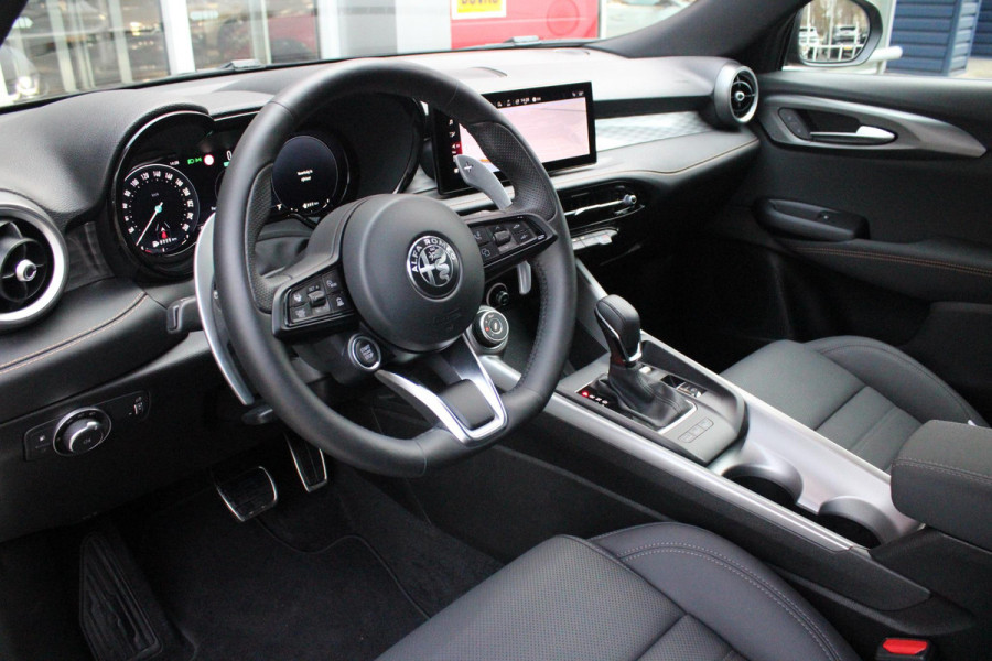 Alfa Romeo Tonale 1.3T PHEV 280PK VELOCE Q4 | PANORAMISCH SCHUIF / KANTELDAK | LEDEREN BEKLEDING | VOORSTOELEN / STUUR VERWARMD | VOORSTOELEN GEVENTILEERD | VOORSTOELEN ELEKTRISCH VERSTELBAAR | DRAADLOOS APPLE CARPLAY / ANDROID AUTO | 360° CAMERA | AUTOMATISCH DIMMENDE BUITENSPIEGELS | 20"INCH LICHTMETALEN VELGEN | ADAPTIVE CRUISE CONTROL | KEYLESS ENTRY / START | ELEKTRISCH BEDIENBARE ACHTERKLEP | DRAADLOZE TELEFOONLADER | AMBIENT LIGHTING | DONKERE HEMELBEKLEDING | SCHAKELFLIPPERS AAN HET STUUR | VERWARMDE RUITENSPROEIERS |
