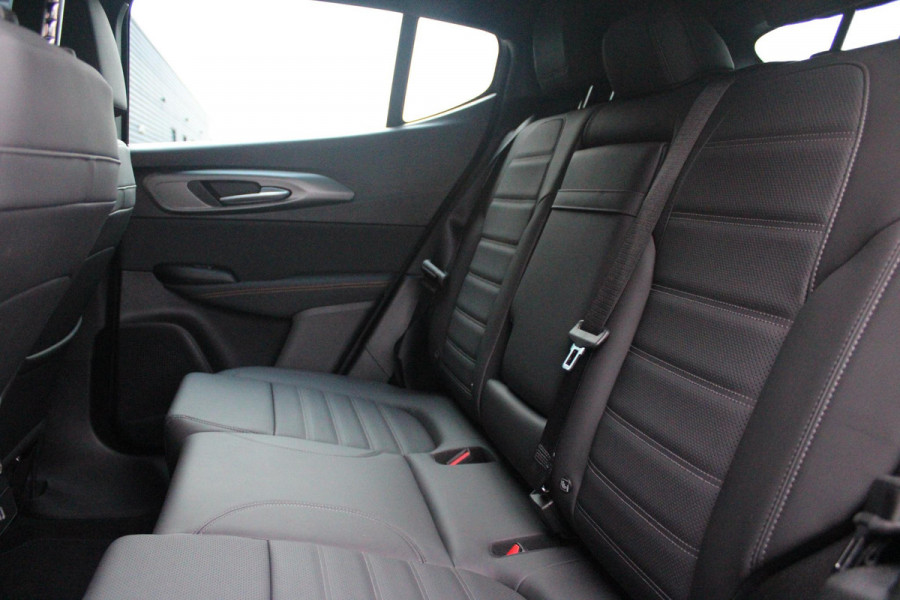 Alfa Romeo Tonale 1.3T PHEV 280PK VELOCE Q4 | PANORAMISCH SCHUIF / KANTELDAK | LEDEREN BEKLEDING | VOORSTOELEN / STUUR VERWARMD | VOORSTOELEN GEVENTILEERD | VOORSTOELEN ELEKTRISCH VERSTELBAAR | DRAADLOOS APPLE CARPLAY / ANDROID AUTO | 360° CAMERA | AUTOMATISCH DIMMENDE BUITENSPIEGELS | 20"INCH LICHTMETALEN VELGEN | ADAPTIVE CRUISE CONTROL | KEYLESS ENTRY / START | ELEKTRISCH BEDIENBARE ACHTERKLEP | DRAADLOZE TELEFOONLADER | AMBIENT LIGHTING | DONKERE HEMELBEKLEDING | SCHAKELFLIPPERS AAN HET STUUR | VERWARMDE RUITENSPROEIERS |