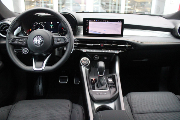 Alfa Romeo Tonale 1.3T PHEV 280PK VELOCE Q4 | PANORAMISCH SCHUIF / KANTELDAK | LEDEREN BEKLEDING | VOORSTOELEN / STUUR VERWARMD | VOORSTOELEN GEVENTILEERD | VOORSTOELEN ELEKTRISCH VERSTELBAAR | DRAADLOOS APPLE CARPLAY / ANDROID AUTO | 360° CAMERA | AUTOMATISCH DIMMENDE BUITENSPIEGELS | 20"INCH LICHTMETALEN VELGEN | ADAPTIVE CRUISE CONTROL | KEYLESS ENTRY / START | ELEKTRISCH BEDIENBARE ACHTERKLEP | DRAADLOZE TELEFOONLADER | AMBIENT LIGHTING | DONKERE HEMELBEKLEDING | SCHAKELFLIPPERS AAN HET STUUR | VERWARMDE RUITENSPROEIERS |