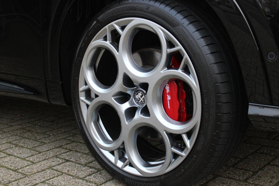 Alfa Romeo Tonale 1.3T PHEV 280PK VELOCE Q4 | PANORAMISCH SCHUIF / KANTELDAK | LEDEREN BEKLEDING | VOORSTOELEN / STUUR VERWARMD | VOORSTOELEN GEVENTILEERD | VOORSTOELEN ELEKTRISCH VERSTELBAAR | DRAADLOOS APPLE CARPLAY / ANDROID AUTO | 360° CAMERA | AUTOMATISCH DIMMENDE BUITENSPIEGELS | 20"INCH LICHTMETALEN VELGEN | ADAPTIVE CRUISE CONTROL | KEYLESS ENTRY / START | ELEKTRISCH BEDIENBARE ACHTERKLEP | DRAADLOZE TELEFOONLADER | AMBIENT LIGHTING | DONKERE HEMELBEKLEDING | SCHAKELFLIPPERS AAN HET STUUR | VERWARMDE RUITENSPROEIERS |