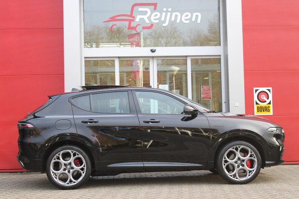 Alfa Romeo Tonale 1.3T PHEV 280PK VELOCE Q4 | PANORAMISCH SCHUIF / KANTELDAK | LEDEREN BEKLEDING | VOORSTOELEN / STUUR VERWARMD | VOORSTOELEN GEVENTILEERD | VOORSTOELEN ELEKTRISCH VERSTELBAAR | DRAADLOOS APPLE CARPLAY / ANDROID AUTO | 360° CAMERA | AUTOMATISCH DIMMENDE BUITENSPIEGELS | 20"INCH LICHTMETALEN VELGEN | ADAPTIVE CRUISE CONTROL | KEYLESS ENTRY / START | ELEKTRISCH BEDIENBARE ACHTERKLEP | DRAADLOZE TELEFOONLADER | AMBIENT LIGHTING | DONKERE HEMELBEKLEDING | SCHAKELFLIPPERS AAN HET STUUR | VERWARMDE RUITENSPROEIERS |