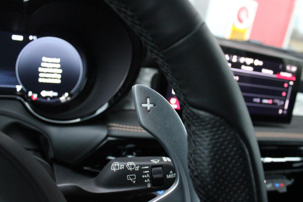 Alfa Romeo Tonale 1.3T PHEV 280PK VELOCE Q4 | PANORAMISCH SCHUIF / KANTELDAK | LEDEREN BEKLEDING | VOORSTOELEN / STUUR VERWARMD | VOORSTOELEN GEVENTILEERD | VOORSTOELEN ELEKTRISCH VERSTELBAAR | DRAADLOOS APPLE CARPLAY / ANDROID AUTO | 360° CAMERA | AUTOMATISCH DIMMENDE BUITENSPIEGELS | 20"INCH LICHTMETALEN VELGEN | ADAPTIVE CRUISE CONTROL | KEYLESS ENTRY / START | ELEKTRISCH BEDIENBARE ACHTERKLEP | DRAADLOZE TELEFOONLADER | AMBIENT LIGHTING | DONKERE HEMELBEKLEDING | SCHAKELFLIPPERS AAN HET STUUR | VERWARMDE RUITENSPROEIERS |