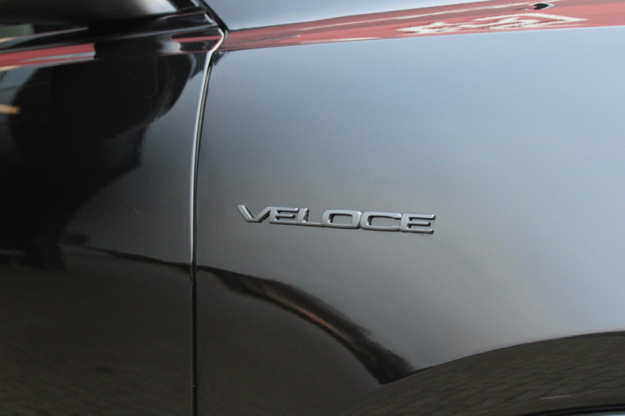 Alfa Romeo Tonale 1.3T PHEV 280PK VELOCE Q4 | PANORAMISCH SCHUIF / KANTELDAK | LEDEREN BEKLEDING | VOORSTOELEN / STUUR VERWARMD | VOORSTOELEN GEVENTILEERD | VOORSTOELEN ELEKTRISCH VERSTELBAAR | DRAADLOOS APPLE CARPLAY / ANDROID AUTO | 360° CAMERA | AUTOMATISCH DIMMENDE BUITENSPIEGELS | 20"INCH LICHTMETALEN VELGEN | ADAPTIVE CRUISE CONTROL | KEYLESS ENTRY / START | ELEKTRISCH BEDIENBARE ACHTERKLEP | DRAADLOZE TELEFOONLADER | AMBIENT LIGHTING | DONKERE HEMELBEKLEDING | SCHAKELFLIPPERS AAN HET STUUR | VERWARMDE RUITENSPROEIERS |