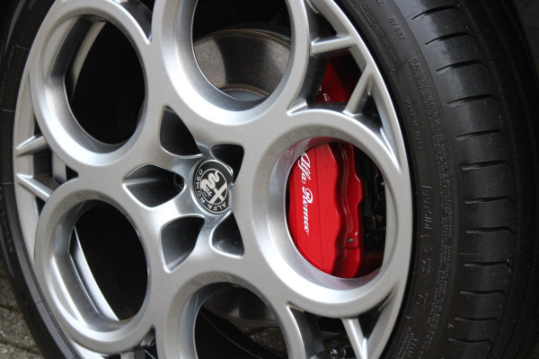 Alfa Romeo Tonale 1.3T PHEV 280PK VELOCE Q4 | PANORAMISCH SCHUIF / KANTELDAK | LEDEREN BEKLEDING | VOORSTOELEN / STUUR VERWARMD | VOORSTOELEN GEVENTILEERD | VOORSTOELEN ELEKTRISCH VERSTELBAAR | DRAADLOOS APPLE CARPLAY / ANDROID AUTO | 360° CAMERA | AUTOMATISCH DIMMENDE BUITENSPIEGELS | 20"INCH LICHTMETALEN VELGEN | ADAPTIVE CRUISE CONTROL | KEYLESS ENTRY / START | ELEKTRISCH BEDIENBARE ACHTERKLEP | DRAADLOZE TELEFOONLADER | AMBIENT LIGHTING | DONKERE HEMELBEKLEDING | SCHAKELFLIPPERS AAN HET STUUR | VERWARMDE RUITENSPROEIERS |