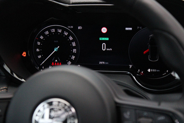 Alfa Romeo Tonale 1.3T PHEV 280PK VELOCE Q4 | PANORAMISCH SCHUIF / KANTELDAK | LEDEREN BEKLEDING | VOORSTOELEN / STUUR VERWARMD | VOORSTOELEN GEVENTILEERD | VOORSTOELEN ELEKTRISCH VERSTELBAAR | DRAADLOOS APPLE CARPLAY / ANDROID AUTO | 360° CAMERA | AUTOMATISCH DIMMENDE BUITENSPIEGELS | 20"INCH LICHTMETALEN VELGEN | ADAPTIVE CRUISE CONTROL | KEYLESS ENTRY / START | ELEKTRISCH BEDIENBARE ACHTERKLEP | DRAADLOZE TELEFOONLADER | AMBIENT LIGHTING | DONKERE HEMELBEKLEDING | SCHAKELFLIPPERS AAN HET STUUR | VERWARMDE RUITENSPROEIERS |