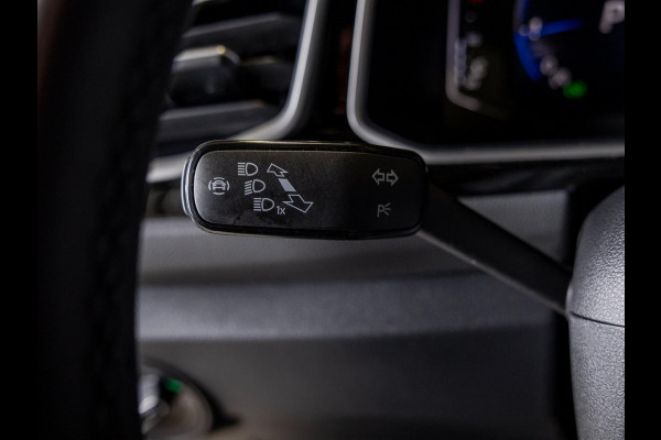 Volkswagen T-Roc 1.5 TSI R-Line Edition / 150pk / Stoel en stuur verwarming / Achteruitrij camera / Keyless /