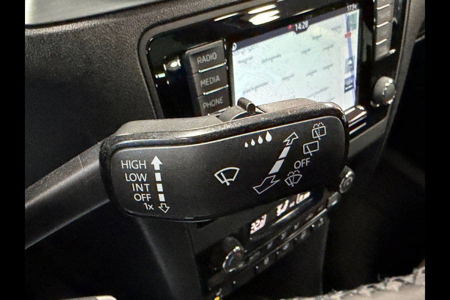 Škoda Rapid Spaceback 1.0 TSI Greentech Drive AUT. TREKHAAK CRUISE CONTROL PARKEERSENSOREN NAVI STOELVERWARMING