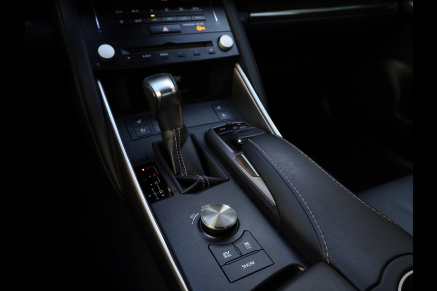 Lexus IS 300h Hybrid Luxury Line | Mark Levinson | Stoelventilatie | LED