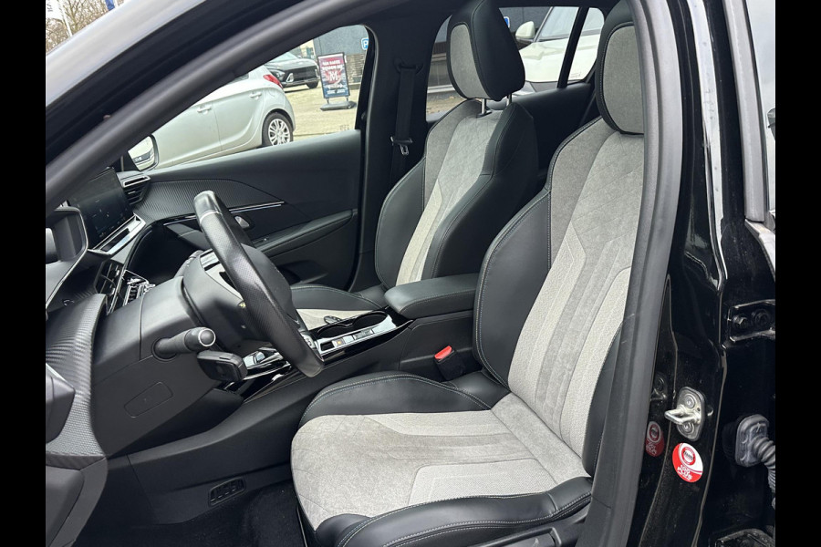 Peugeot e-208 EV GT 350 50 kWh VAN: 17.900,- VOOR: 15.877,- UW EINDEJAARSVOORDEEL: 2.023,- EURO | 3-fase laden | SOH 88% | Panoramadak | Adaptieve cruise control | Virtual cockpit | Stoelverwarming | Full options